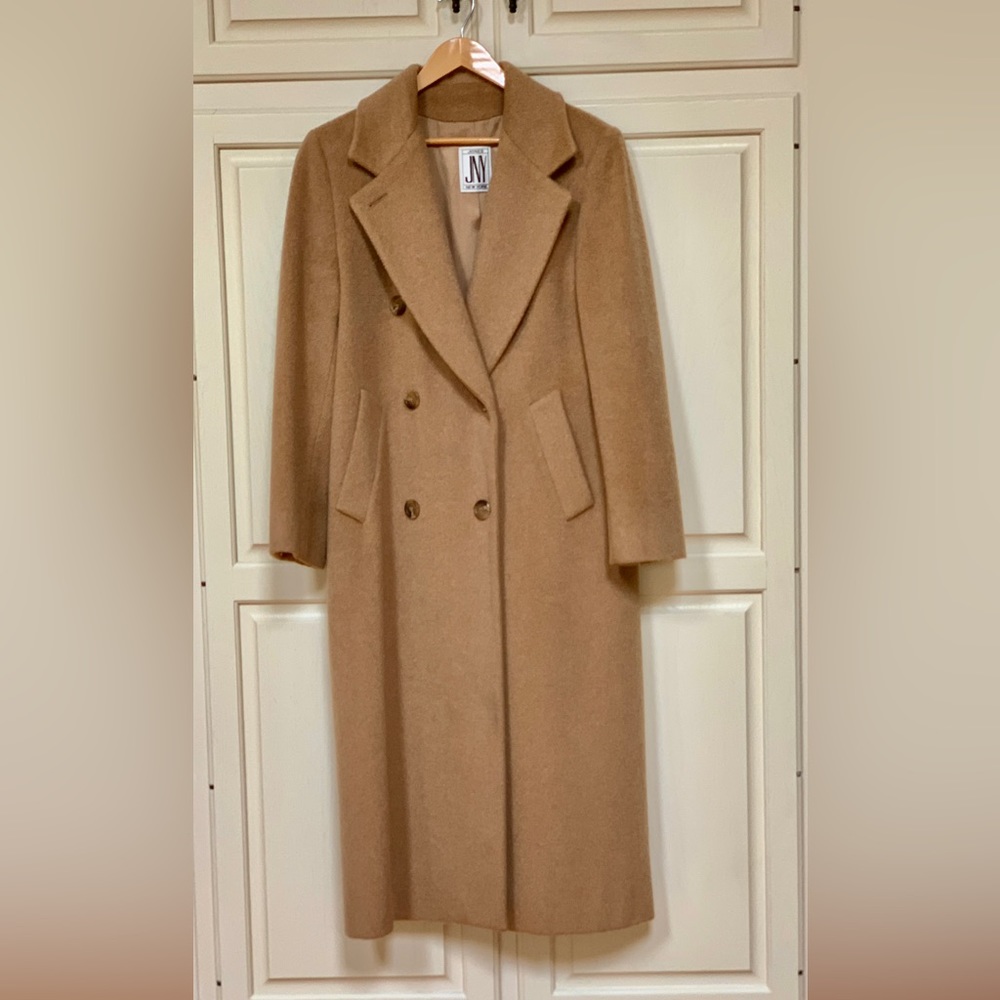 Ladies 100% Wool, Size 6-8, Jones New York, camel hair coat. Excellent condition